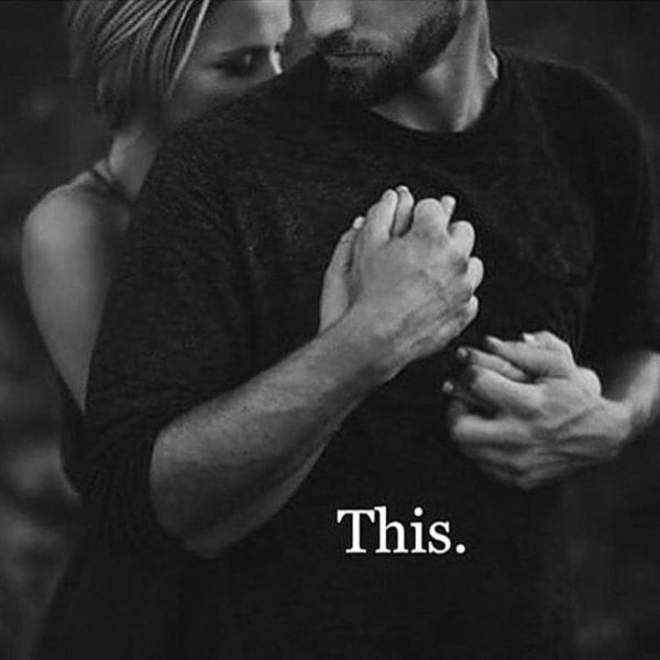 Девушка обнимает мужчину