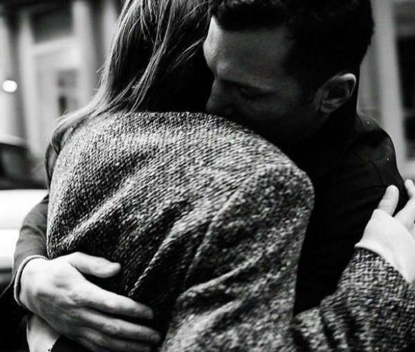 Девушка обнимает мужчину