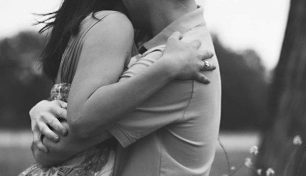 Девушка обнимает мужчину