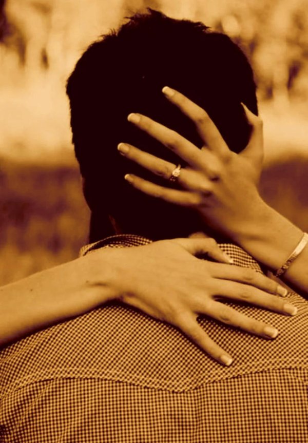 Девушка обнимает мужчину