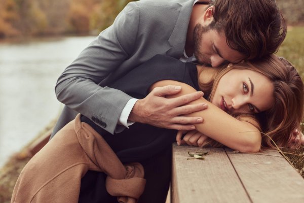 Девушка обнимает мужчину