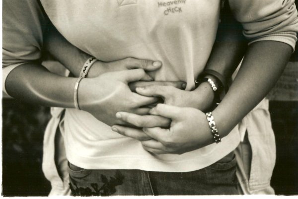 Девушка обнимает мужчину