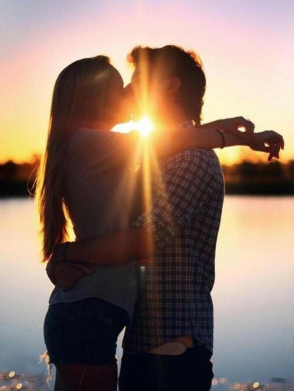 Девушка обнимает мужчину