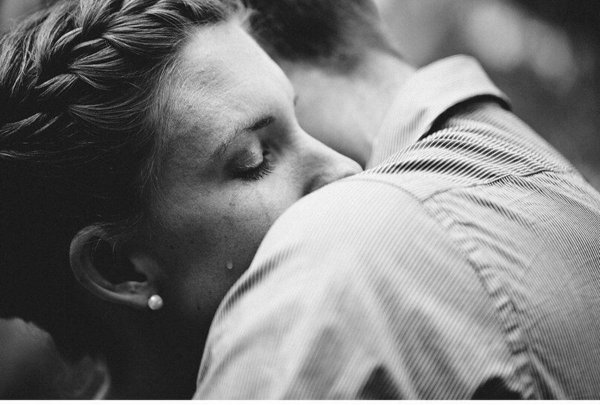 Девушка обнимает мужчину