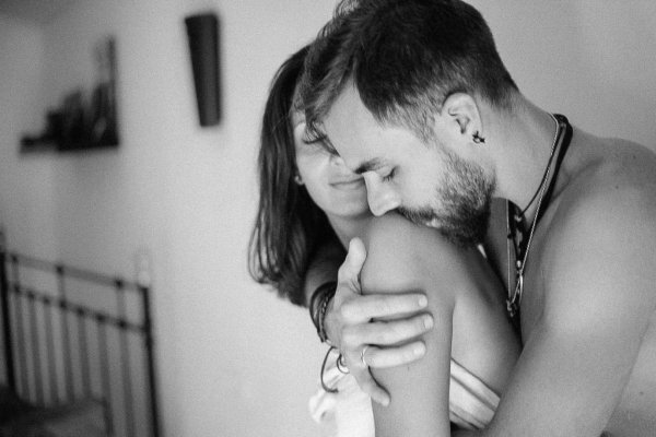 Девушка обнимает мужчину