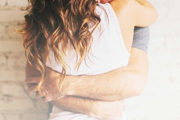 Девушка обнимает мужчину