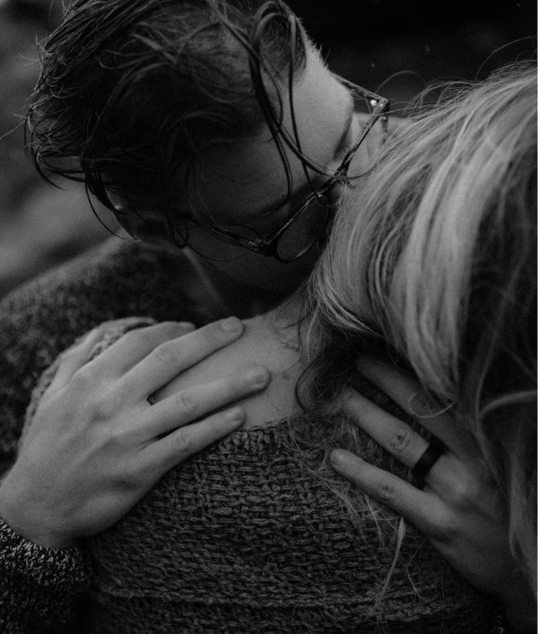 Девушка обнимает мужчину