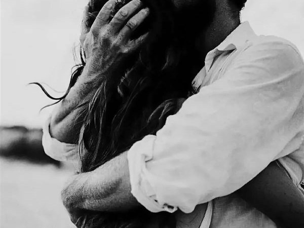 Девушка обнимает мужчину