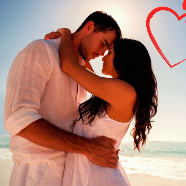 Девушка обнимает мужчину