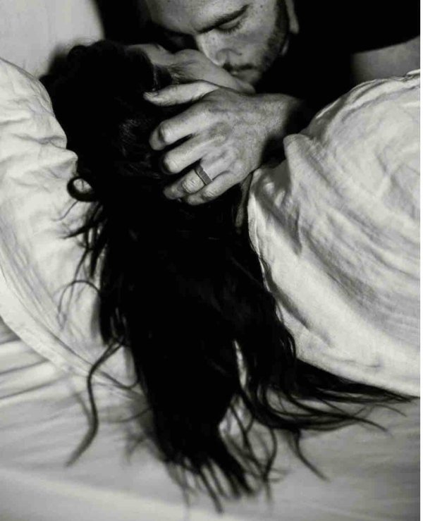 Девушка обнимает мужчину