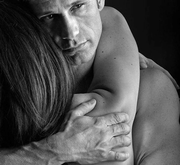 Девушка обнимает мужчину