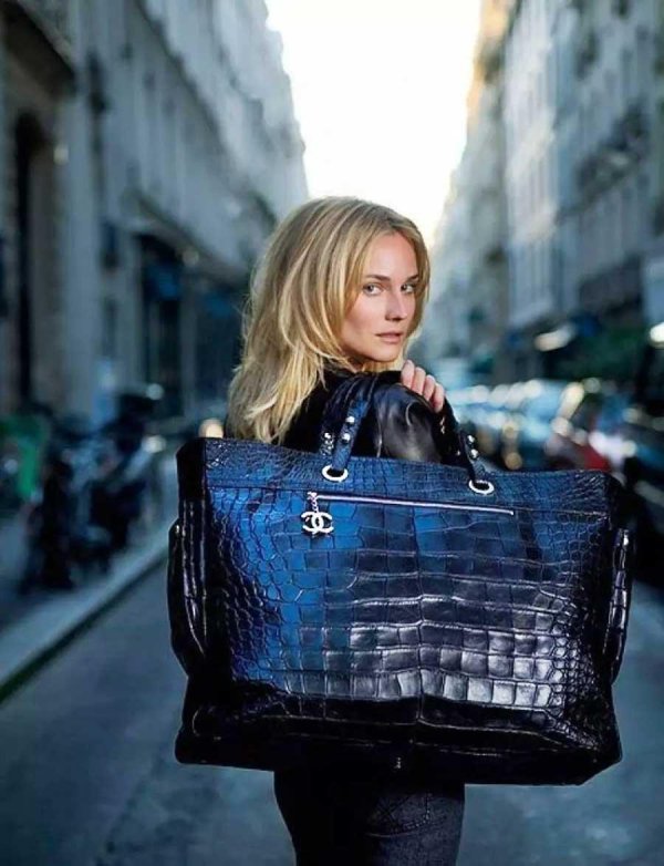 Девушка с сумкой