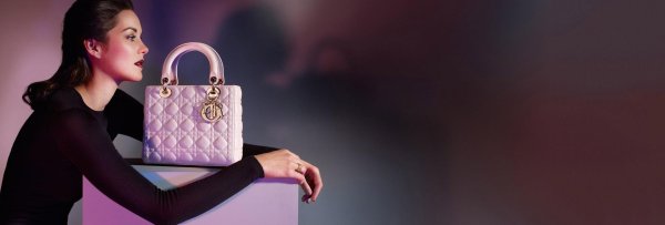 Девушка с сумкой