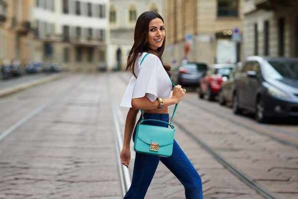 Девушка с сумкой