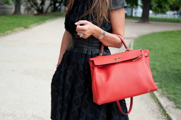 Девушка с сумкой