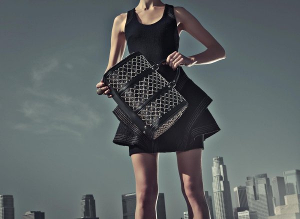 Девушка с сумкой