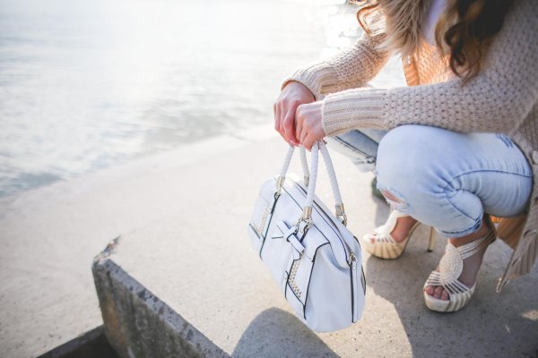 Девушка с сумкой