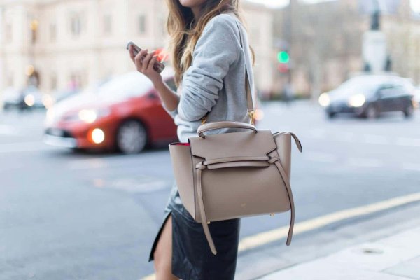 Девушка с сумкой