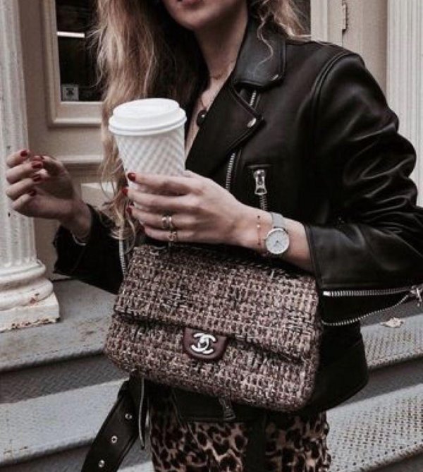 Девушка с сумкой