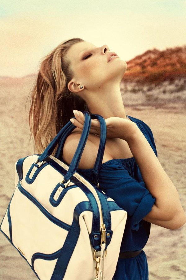 Девушка с сумкой