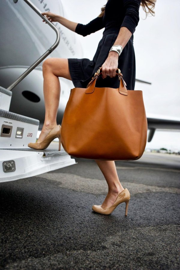 Девушка с сумкой