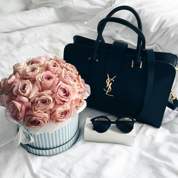 Девушка с сумкой