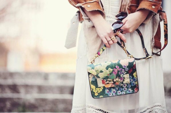 Девушка с сумкой