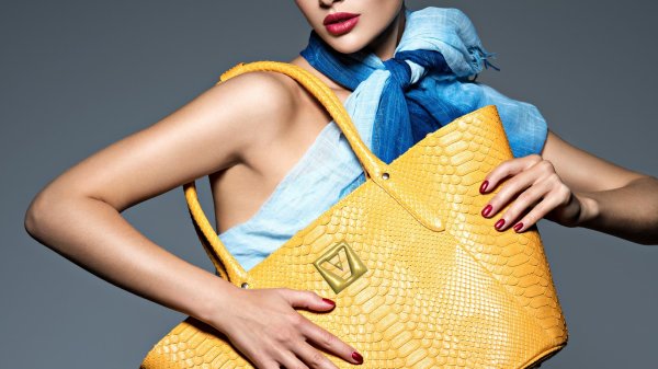 Девушка с сумкой