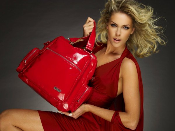 Девушка с сумкой