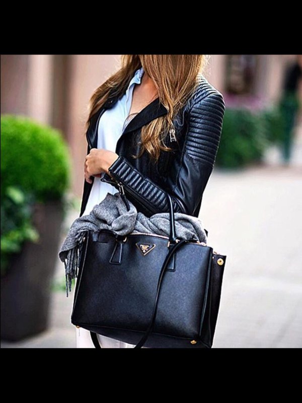 Девушка с сумкой