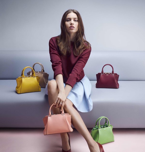 Девушка с сумкой