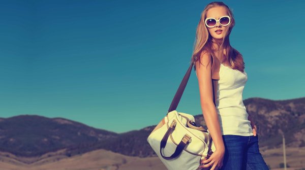 Девушка с сумкой