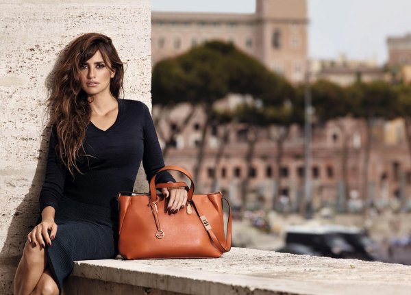 Девушка с сумкой