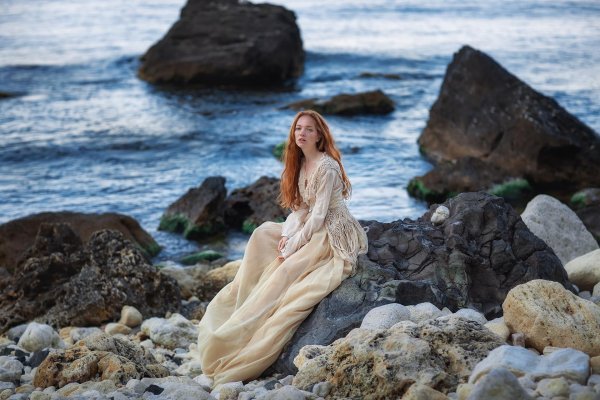 Девушка на камне