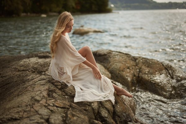 Девушка на камне