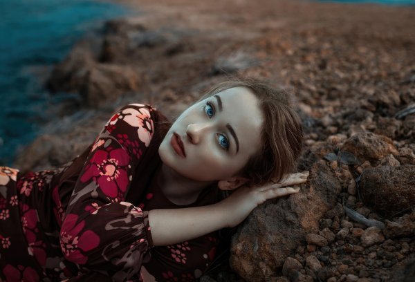 Девушка на камне