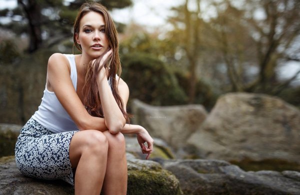 Девушка на камне