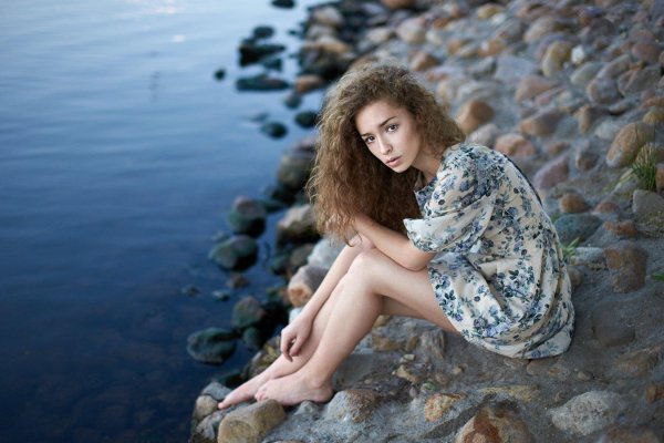 Девушка на камне