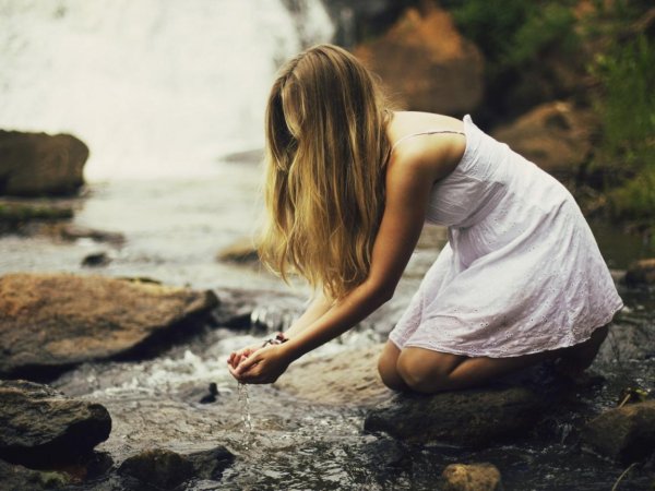 Девушка на камне