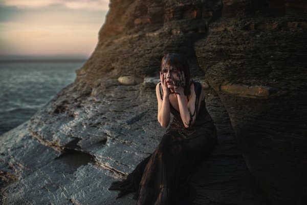 Девушка на камне