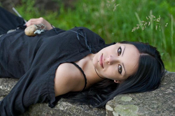 Девушка на камне