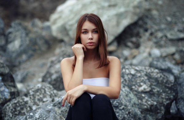 Девушка на камне