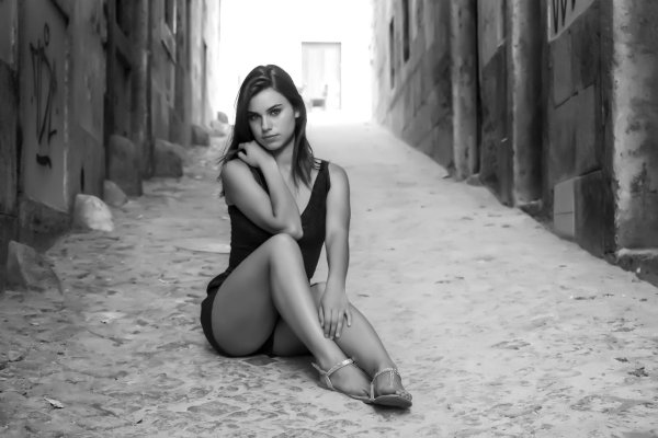 Девушка на камне