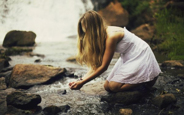 Девушка на камне