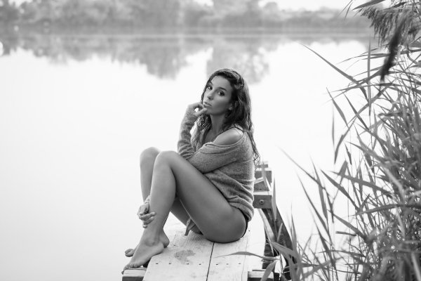 Девушка на камне