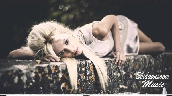 Девушка на камне