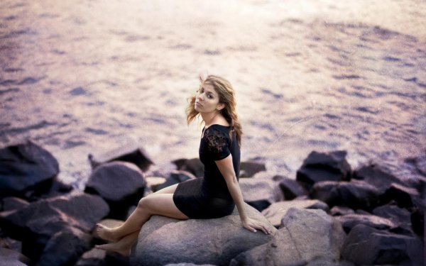 Девушка на камне