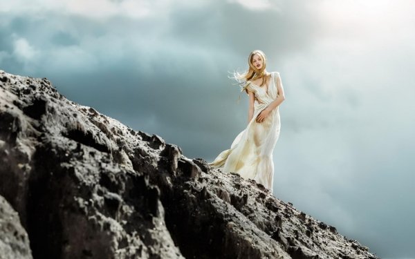 Девушка на камне