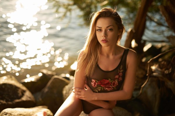 Девушка на камне