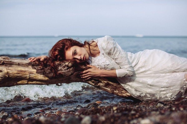 Девушка на камне